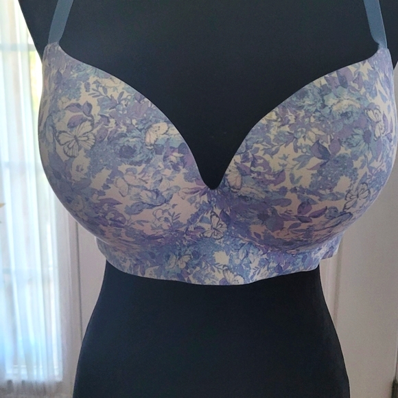 Victoria Secret Wireless Padded Bra - Picture 2 of 3